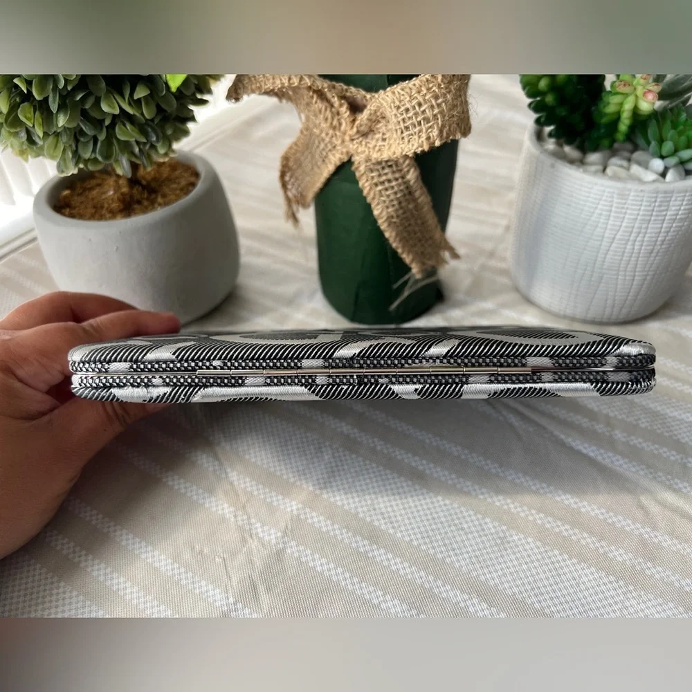 🌸 4/$25 Silver/Black “G” snap wallet/clutch